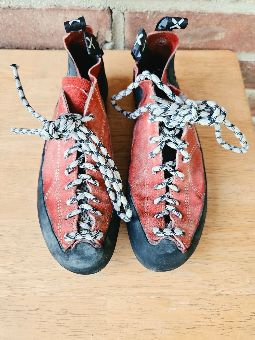 Five Ten Coyote Red Rock climbing shoes Stealth Lace up Mens size 7